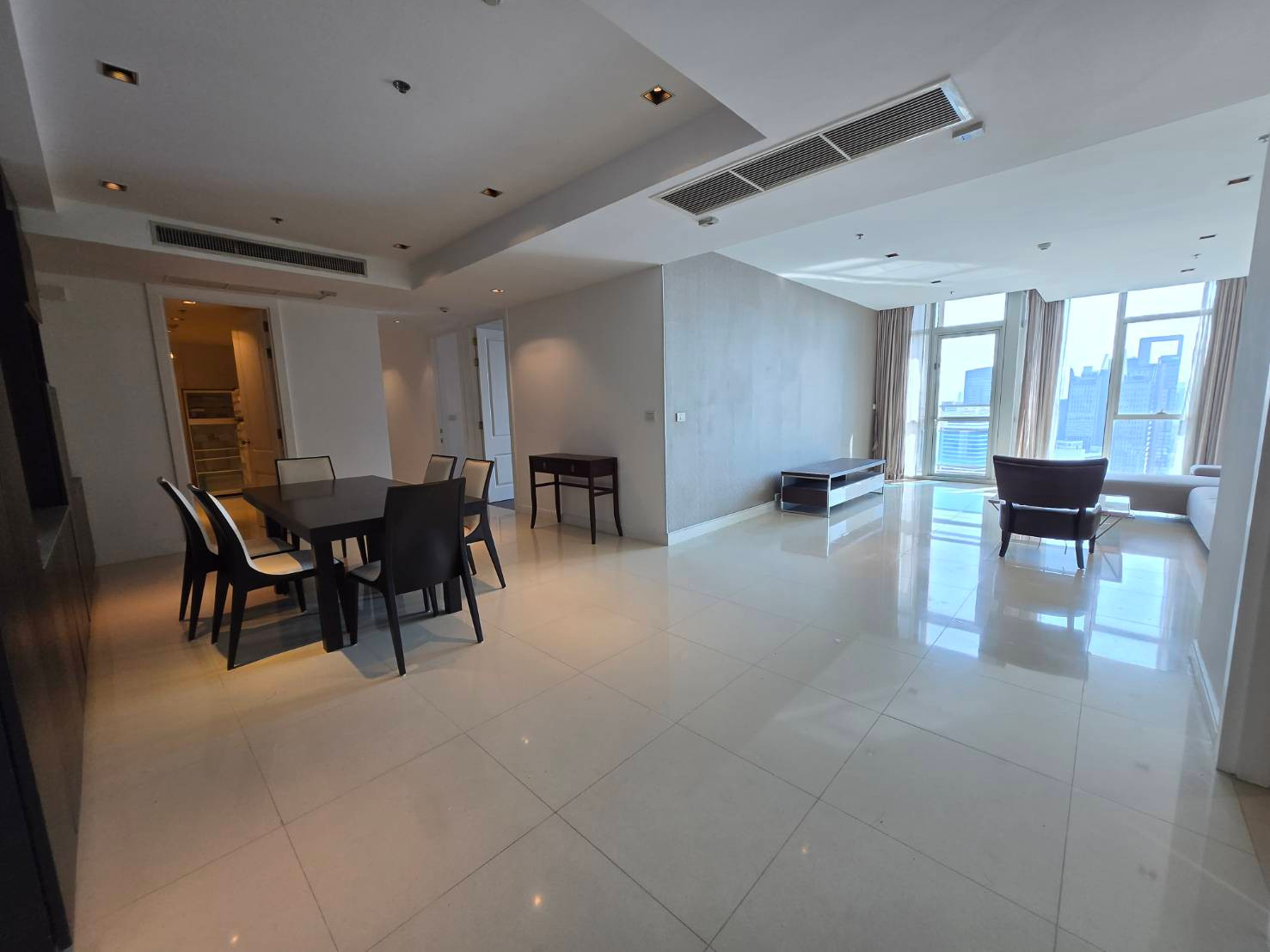 [For rent] Luxury condo in the heart of Ploenchit. High-rise city view, Athenee Residence project