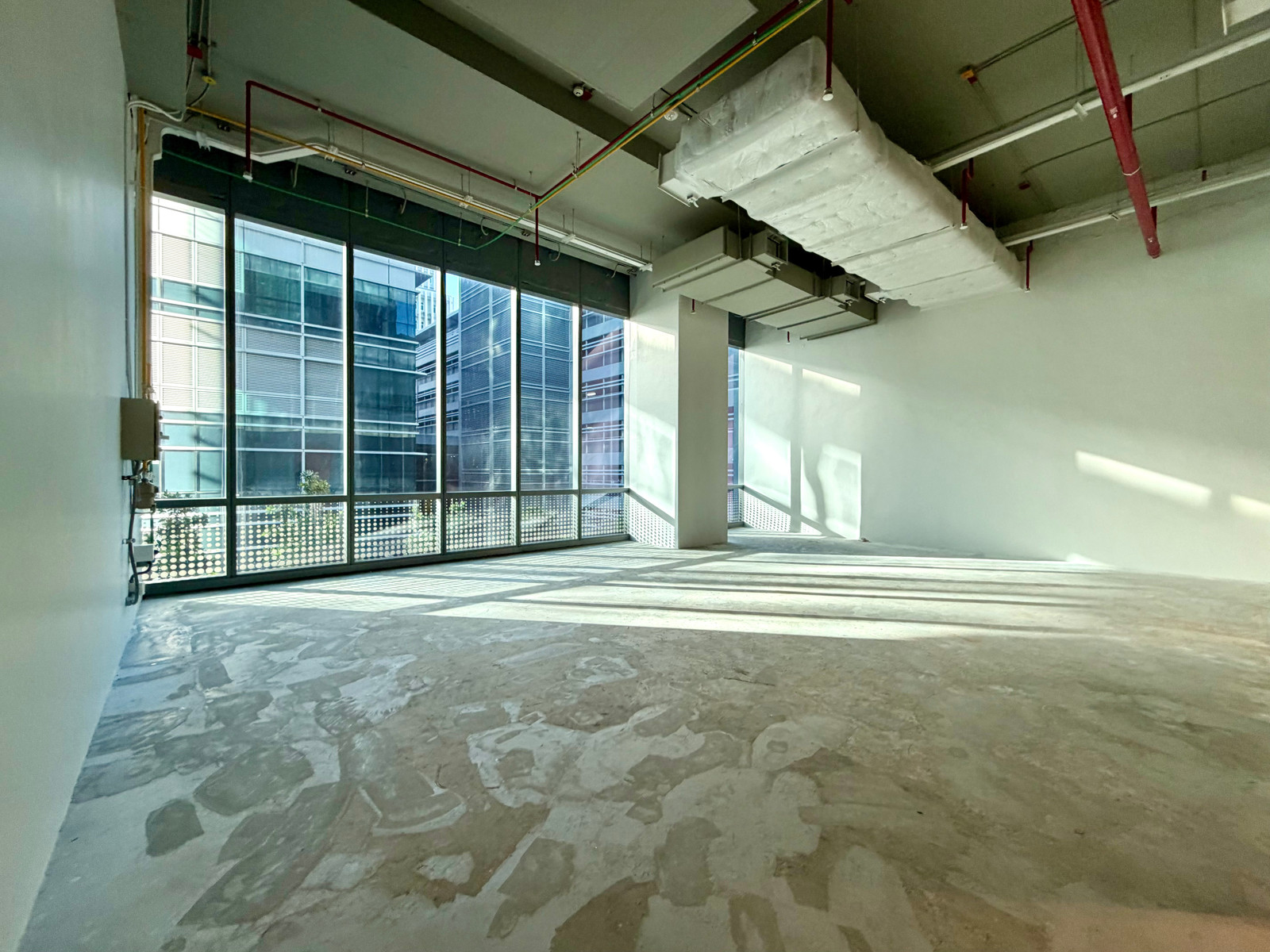 พื้นที่ร้านในตึก Grade A Office, Sky Walk เชื่อม BTS เซนต์หลุยส์ตรงเข้าตึก