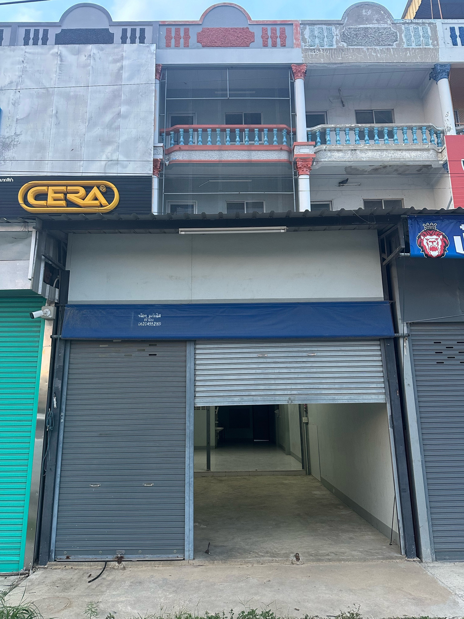 Commercial building for sale near Pa Mok Market.