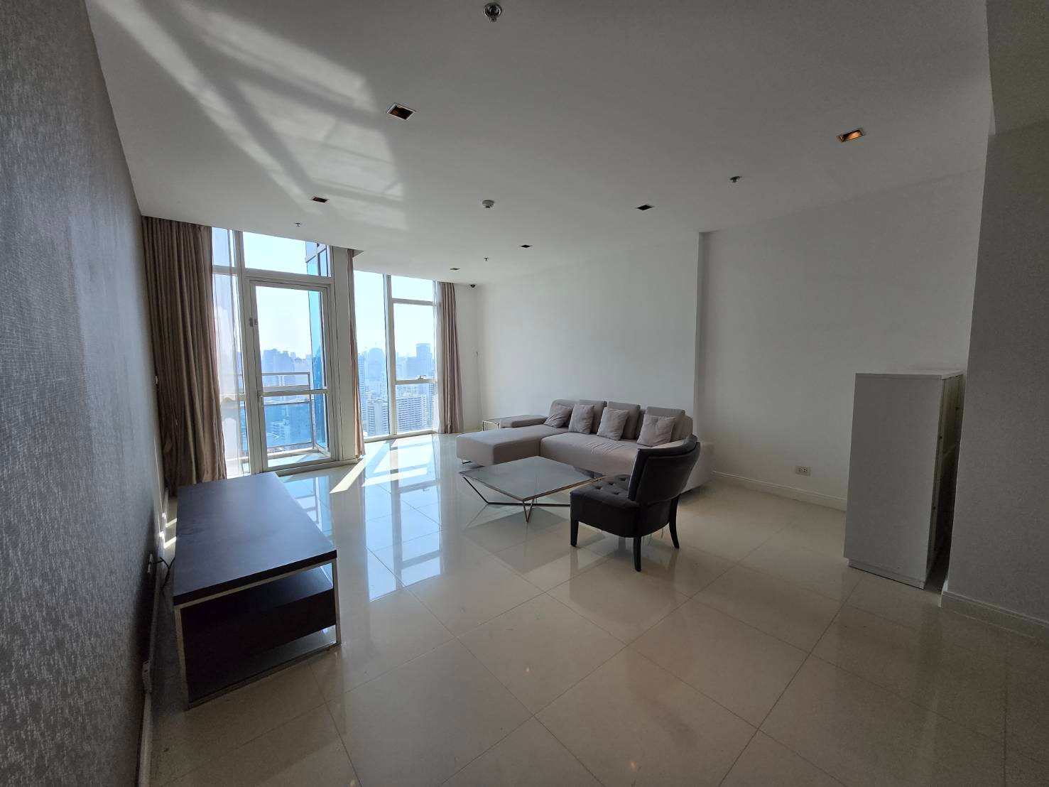 Condo for rent, size 178 sq m, 3 bedrooms, 3 bathrooms, Lumpini-Ploenchit location, near BTS. Condo for rent, size 178 sq m, 3 bedrooms, 3 bathrooms, Lumpini-Ploenchit location, near BTS.