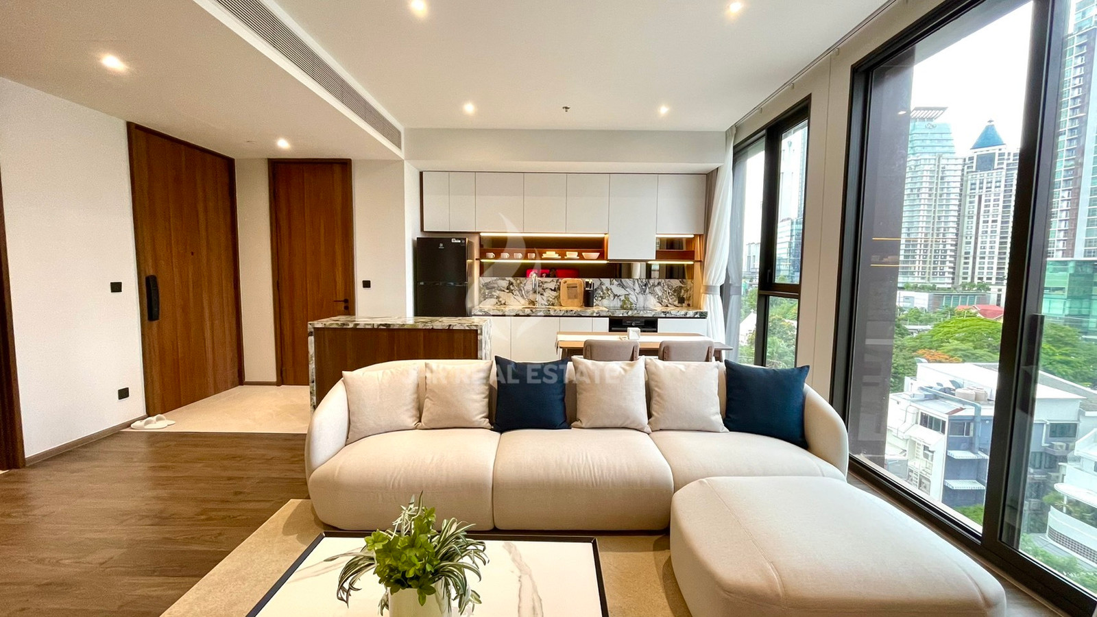 Best Deal🔥Brand New🔥2 bed 2 bath🛁 ROMM Convent Luxury Condo ว่างให้เช่า พร้อมให้เข้าอยู่ Line id : @jhrcondo
