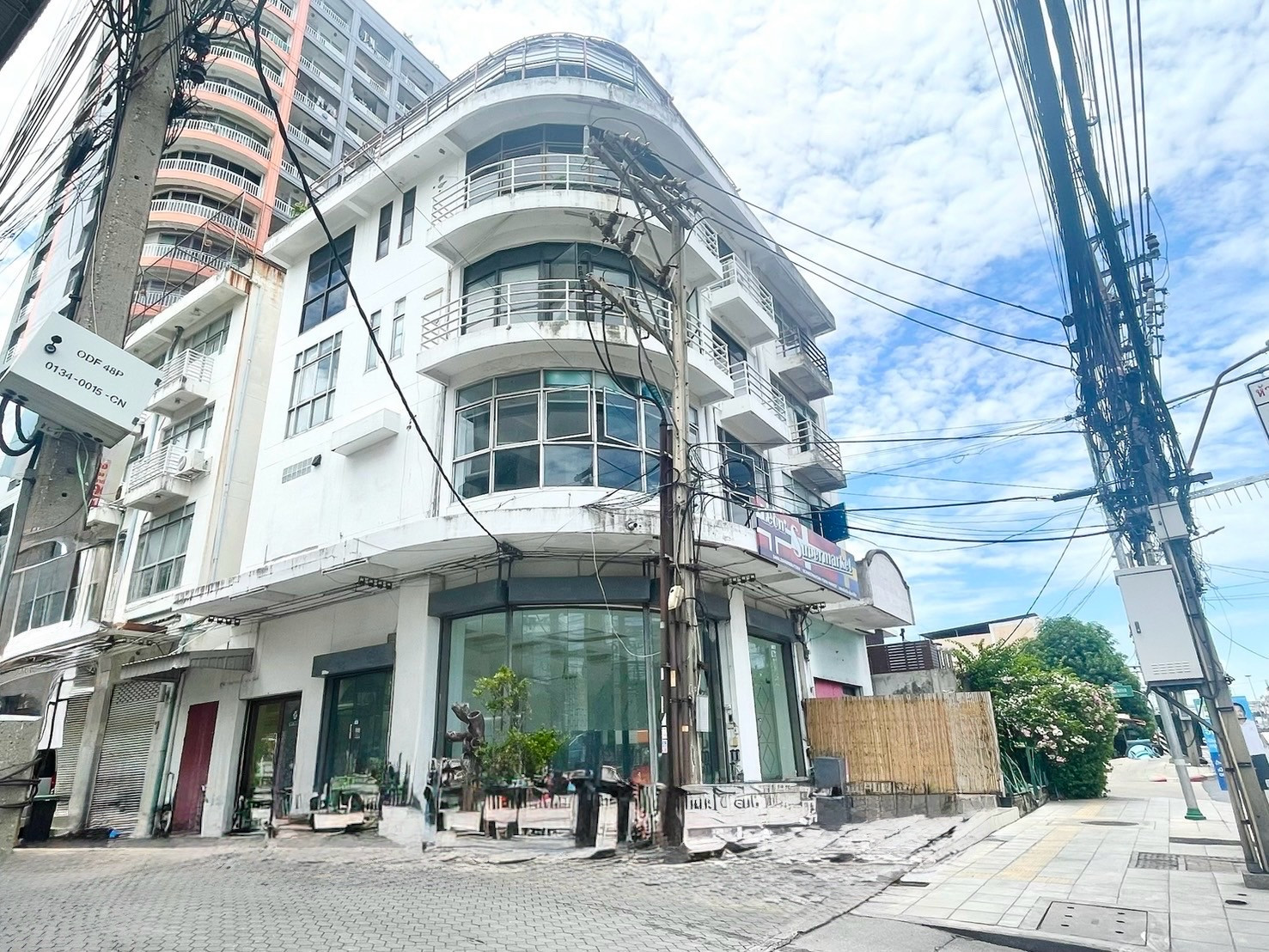 อาคารพาณิชย์ให้เช่า 4.5 ชั้น 2 คูหาหัวมุม ติดถนนอ่อนนุช ใกล้ BTS ศรีนุช พื้นที่ 450 ตร.ม เหมาะทำธุรกิจ คลินิก โชว์รูม ออฟฟิศ อาคารพาณิชย์ให้เช่า 4.5 ชั้น 2 คูหาหัวมุม ติดถนนอ่อนนุช ใกล้ BTS ศรีนุช พื้นที่ 450 ตร.ม เหมาะทำธุรกิจ คลินิก โชว์รูม ออฟฟิศ