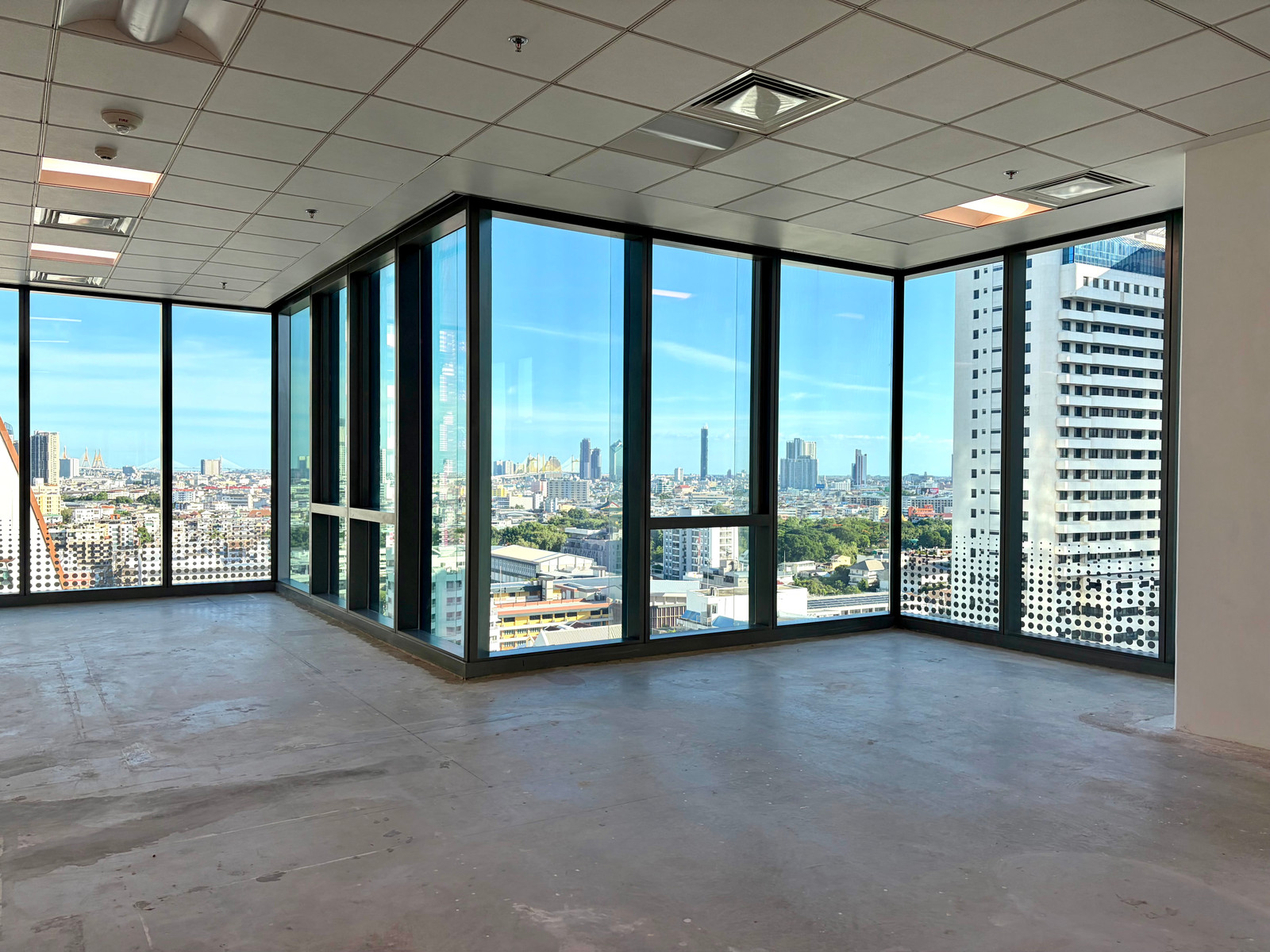 Grade A Office, River view, with skywalk access from BTS St. Louis.