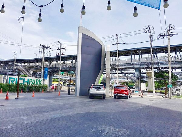 พื้นที่ร้านค้าให้เช่า หน้าโครงการ The Rich Triple Stations Rama 9 – Srinakarin สำหรับร้านอาหาร คาเฟ่ คลินิก