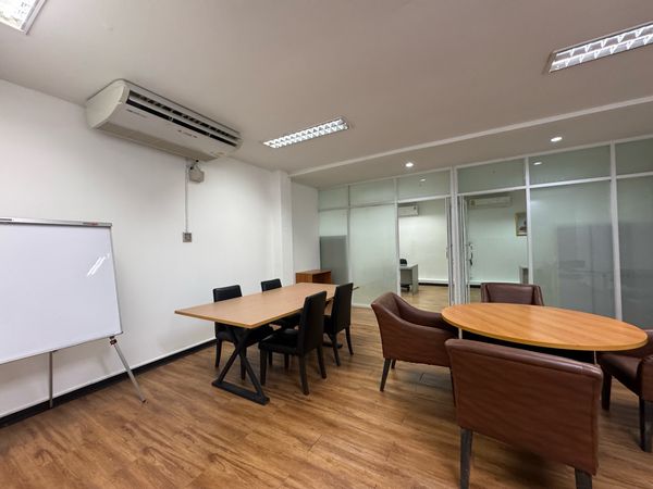 Office/office for rent, 2nd floor, Sai Ma - Tha It area, near MRT, good location, can enter and exit both Ratchapruek and Rattanathibet roads, can register a company.
