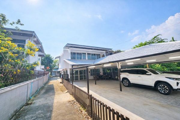 parking for 4-6 cars. Wachiratham 37-45 2-story detached house 4beds 24,998B-M 2baths BTS UdomSuk. 1.69km 100sq.wah (350sq.m) plot with Located on Sukhumvit 101/1 it's ready to move in and suitable for residential use, office, or a small business.