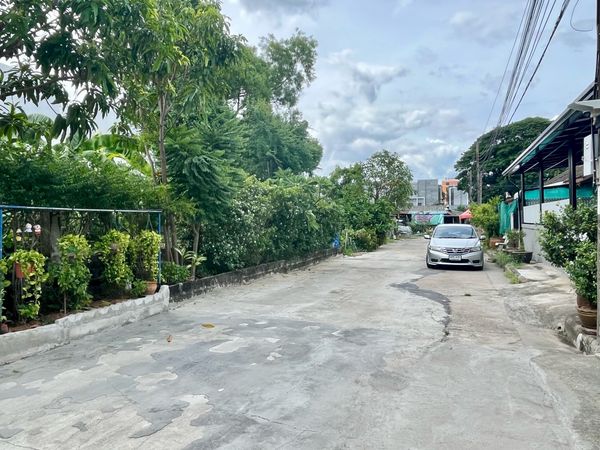 Land for sale 2-2-58 rai, road width 6 meters, Soi Ramkhamhaeng 68, selling below land estimate.