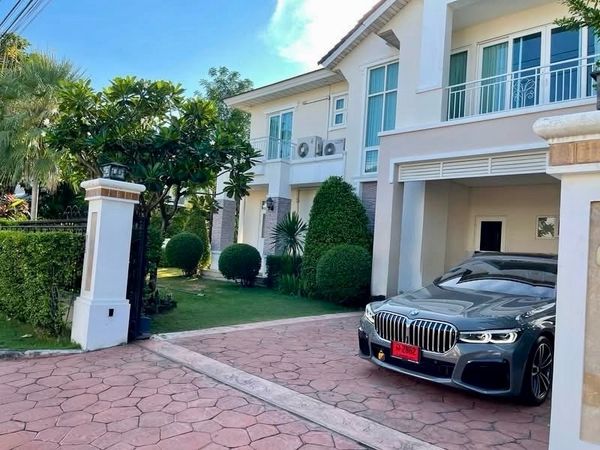 For rent: Perfect Masterpiece Rama 9 Village. Near Airport Link (Ban Thap Chang), Stamford University. Suvarnabhumi and up and down the expressway (The Metro Rama 9)