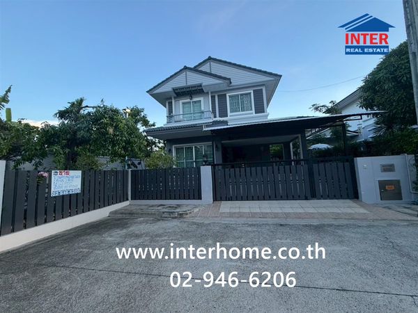 2-story detached house, 64.5 sq m, Chollada Suvarnabhumi Village. In front of the alley there is the Bank of Ayudhya. Soi Lat Krabang 54, Lat Krabang Road, Wat Sriwaree Noi Road, Bang Sao Thong, Samut Prakan