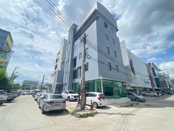 Reduced 1 million, selling a 5-story office building near Central Northville, near MRT Nonthaburi Intersection 1, only 150 meters, with parking, Soi Rattanathibet 32.