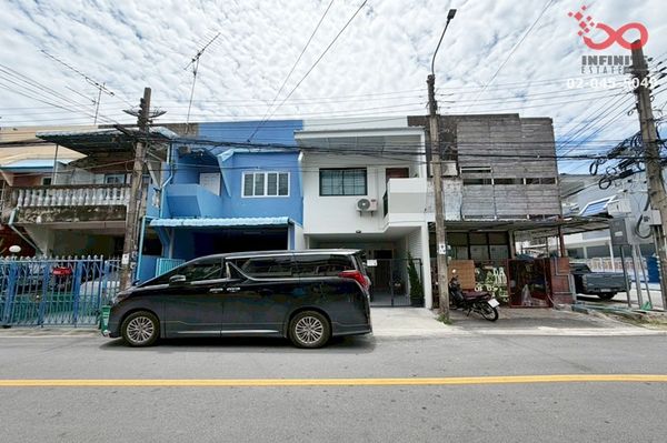 Townhouse for sale, 2 floors, 15 sq m, Amornphan Suan Siam - Seri Thai, near MRT Pink Line.