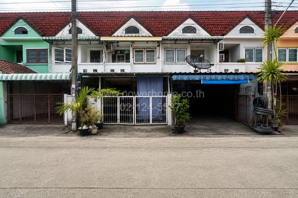 2-story townhouse, good location, near the Red Line BTS Station, Rangsit Station.
