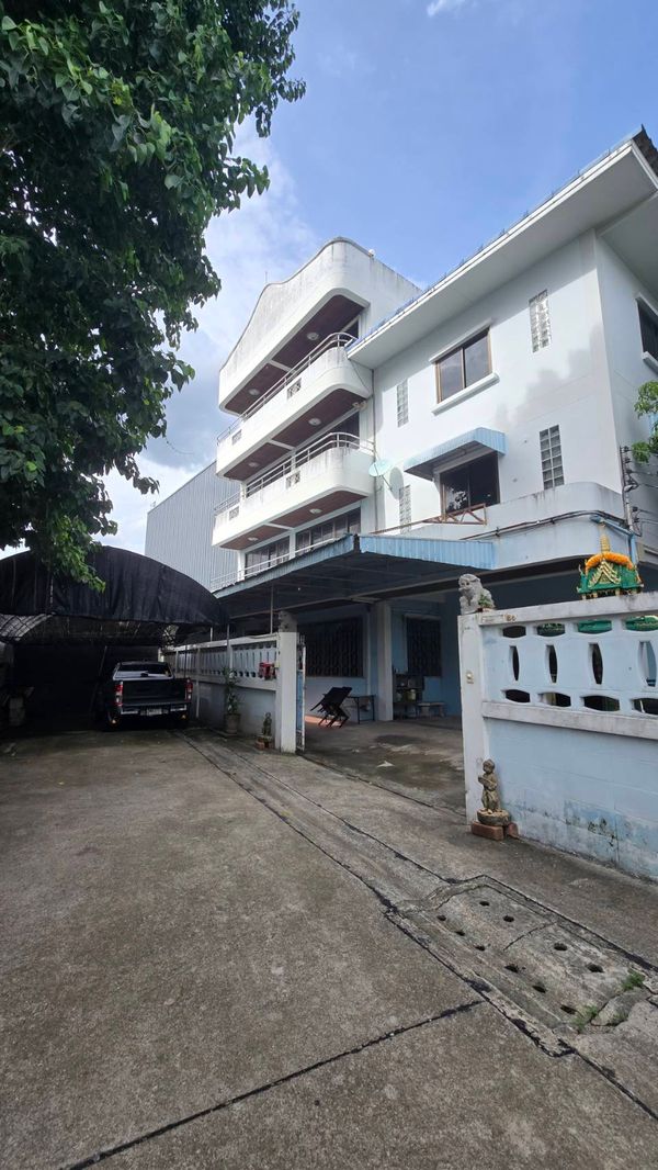 อาคาร 861 ตร.ม. ทำเลเกษตร-นวมินทร์ เพียง 18.5 ล้าน! เหมาะทำสำนักงานใหญ่ โกดัง หรือซื้อเก็บลงทุน อาคาร 4 ชั้น 2 คูหา