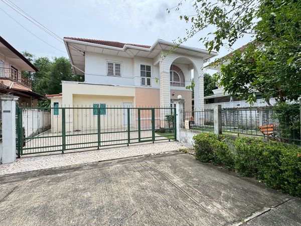 Corner House with Spacious Land at an Exceptional Price! Single House for Sale at Lalin In The Park, Soi Watcharapol 3, Area 69.2 sq.wah  3 Bedrooms, 2 Bathrooms, 2 Parking Spaces, A beautiful corner house in a peaceful, shady environment offering excelle
