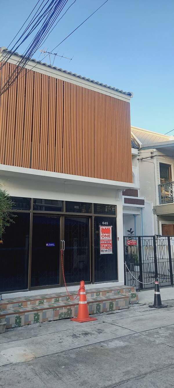  ขาย ทาวน์เฮ้าส์ 2 ชั้น 18 ตรว หมู่บ้านแกรนด์วิลเลจ ชั้นบน 3 ห้องนอน 1 ห้องน้ำชั้นล่าง 1 ห้องนอน 1 ห้องน้ำห้องรับแขก ห้องโถงห้องเก็บของ จอดรถหน้าบ้านได้ 1 คัน 