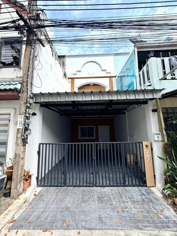 🔥2-story townhouse for sale, Preecha Village 8, Soi Hua Mak 27 (Ramkhamhaeng Road 24), completely renovated. Good location in the heart of the city, connected to many electric train lines. Good price with free transfer fees!