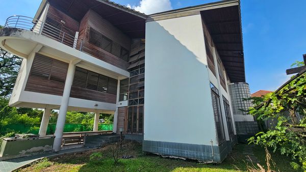 3-story building for sale with land 99 sq m. Prime location, Ramkhamhaeng 112 Sammakorn, enter from Ramkhamhaeng Road only 200 meters. Tel. 084-694-8888