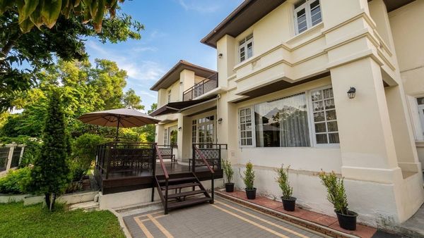 Luxury mansion for sale Ready to move in On a potential location in the Lat Krabang area Inside the golf course, The Royal Golf & Country Club, Lat Krabang, usable area 480 square meters, land area 391 square wah.