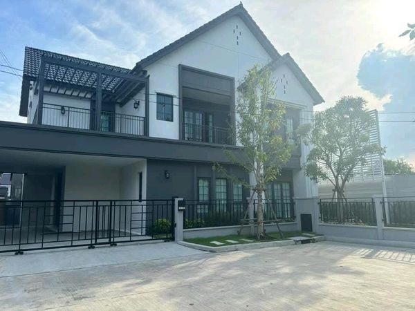 Centro Bangna Phase 2 พื้นที่ใช้สอย 303 ตร.ม. ใกล้Mega Bangna (800 ม.) พร้อมเข้าอยู่