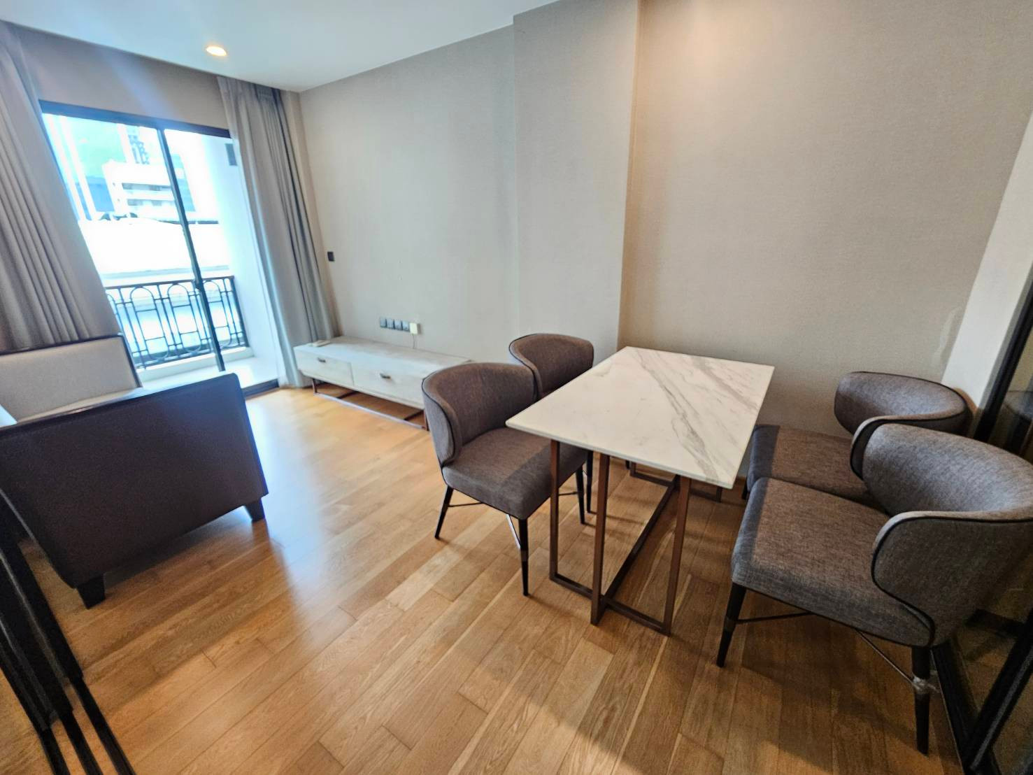 เช่า 1 ห้องนอน 1 ห้องน้ำ ณ วรา เรสซิเดนซ์ | Na Vara Residence เช่า 1 ห้องนอน 1 ห้องน้ำ ณ วรา เรสซิเดนซ์ | Na Vara Residence