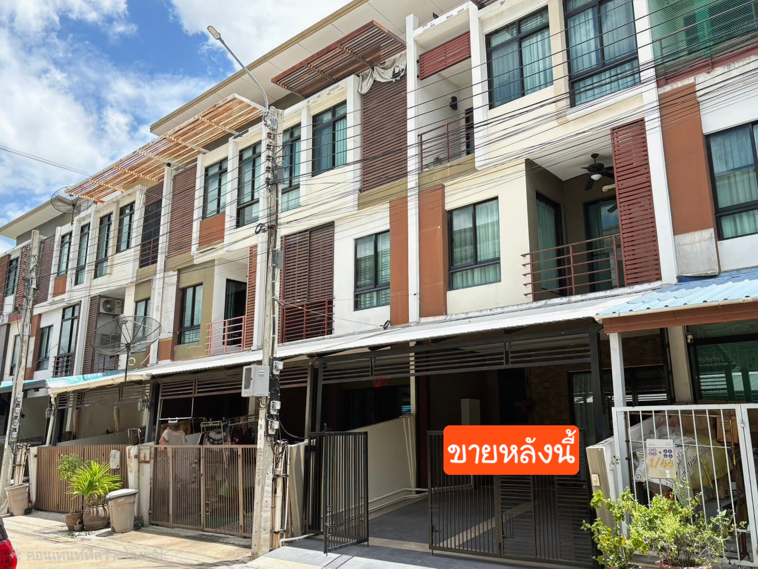 For sale: 3-story townhome, Signature Ekachai 64/5, newly decorated, great value, ready to move in immediately. For sale: 3-story townhome, Signature Ekachai 64/5, newly decorated, great value, ready to move in immediately.