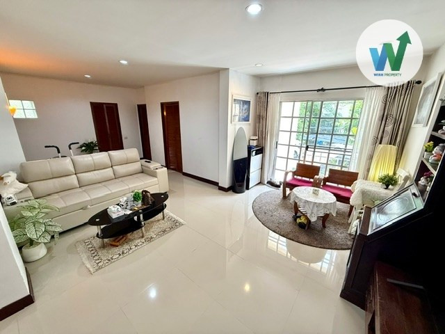 Condo for sale, 1st floor, Baan Suan Lalana Chaloem Phrakiat 28, corner room, 4 bedrooms, 2 bathrooms, 4 parking spaces, new condition, near the motorway. Chonburi Expressway