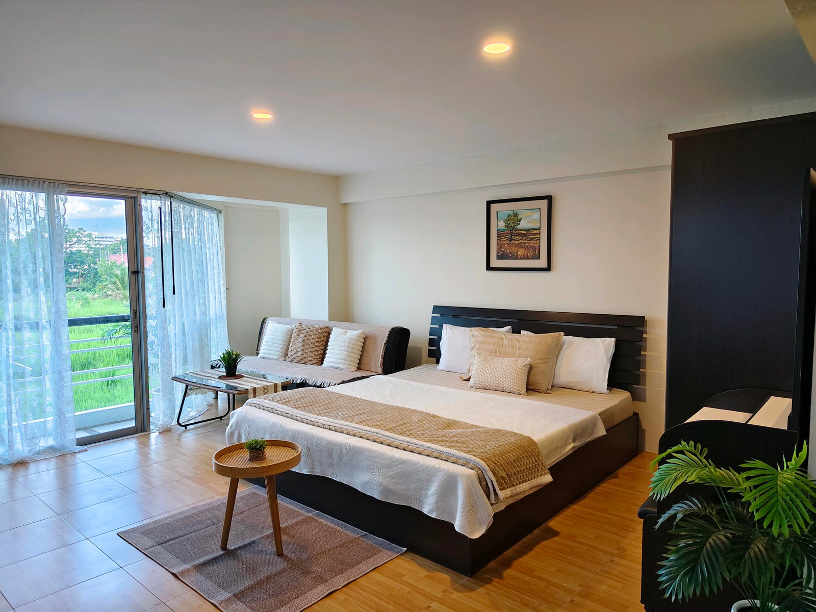 For Sale &amp; Rent: Condo Hin Nam Sai Say, 40 Sq. m fully furnished, 2nd floor, located in Hua Hin soi 7, near Hua Hin Hospital, 4 k. m. to Hua Hin town, 500 meters to the beach. 