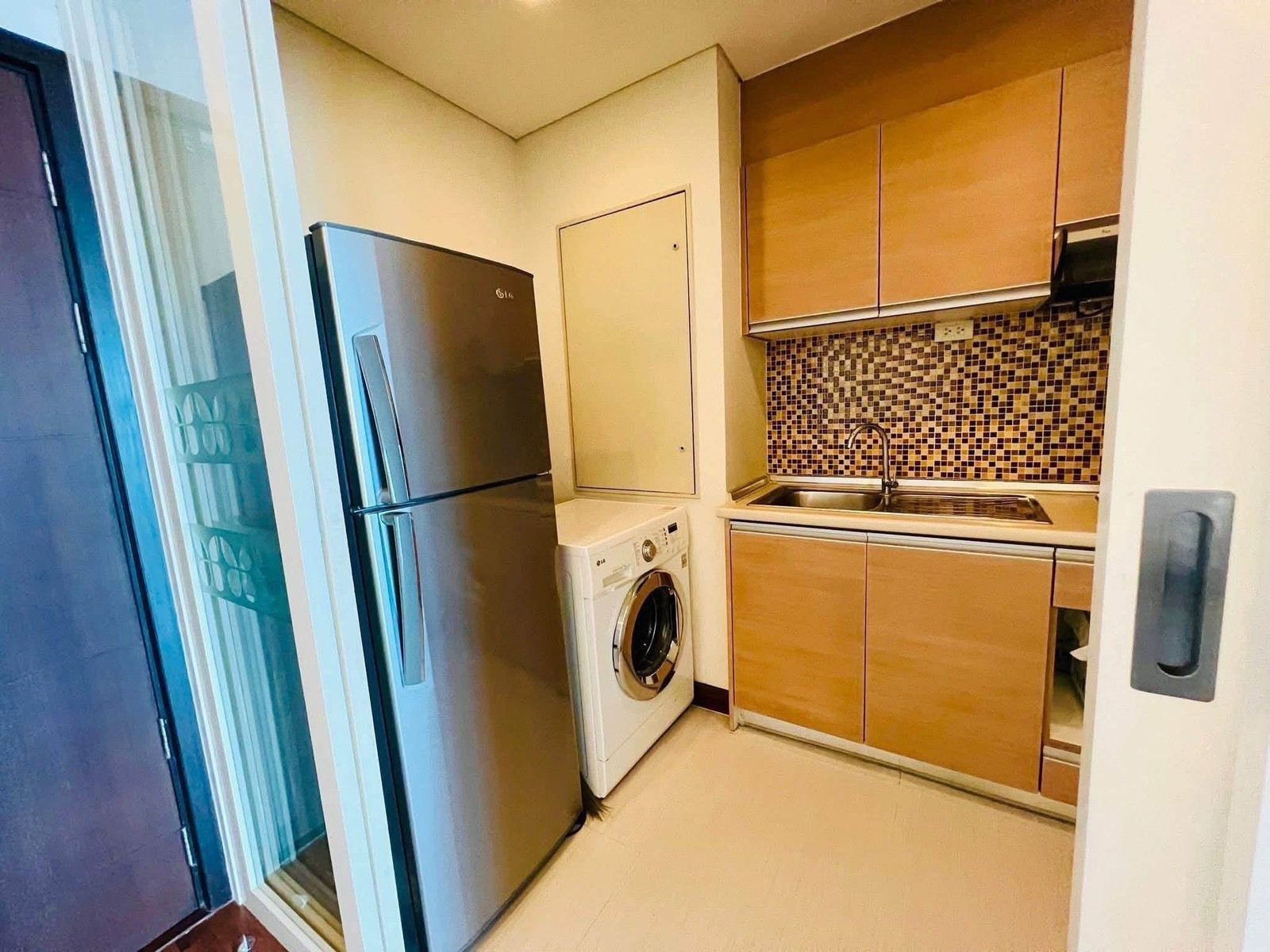 [FOR RENT] Le Luk Condominium – ห้องกว้าง วิวสวย ชั้นสูง ใกล้ BTS พระโขนง (เพียง 200 เมตร)
ตอบโจทย์การอยู่อาศัยที่เหนือระดับ
รายละเอียดห้องพัก:
• ขนาด: 52 ตร.ม. (1 ห้องนอน / 1 ห้องนั่งเล่น / 1 ห้องครัว)
• ชั้น: 15 (วิวเมืองโปร่งสบาย)
 – รูปที่ 3