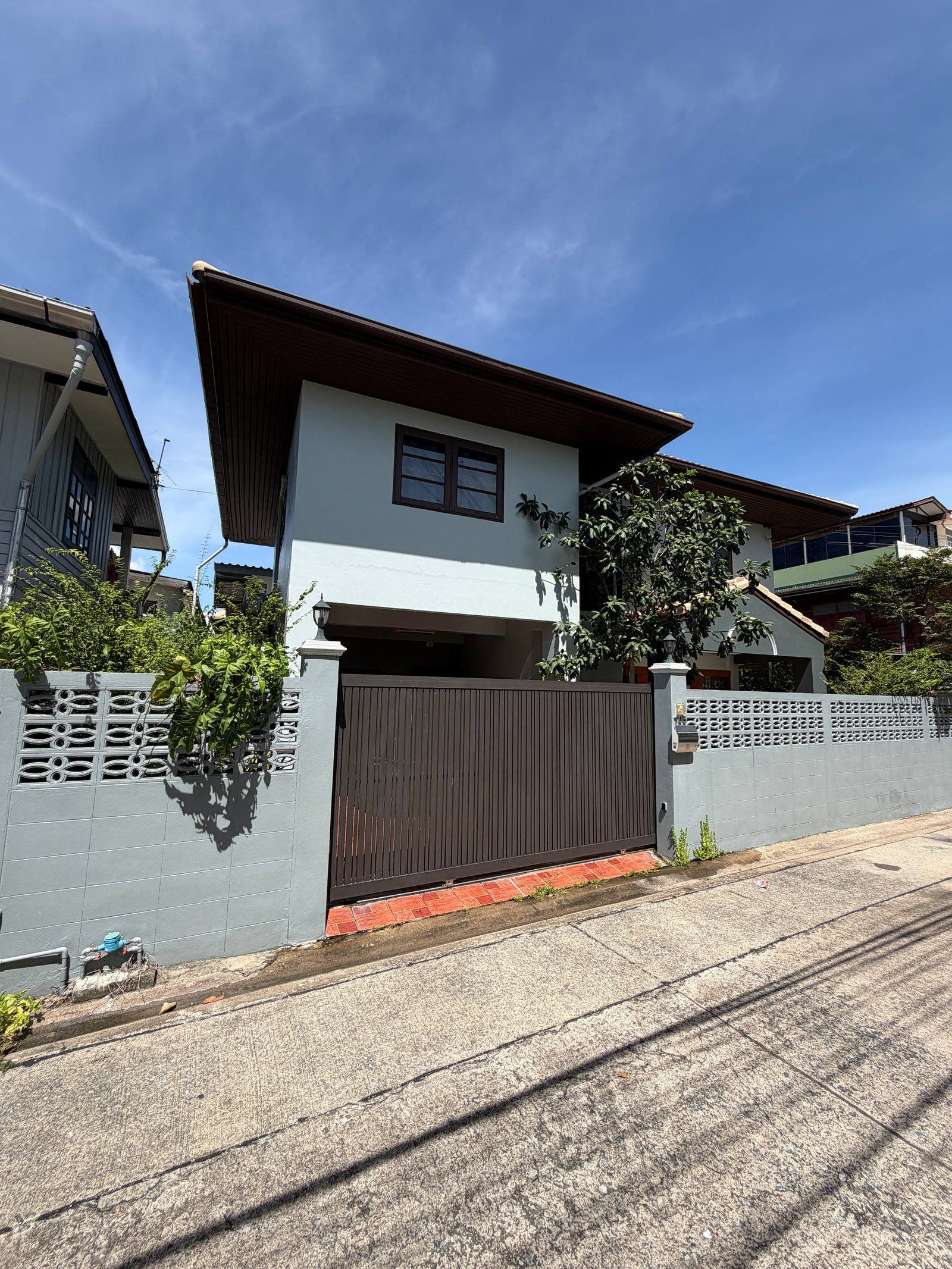 For sale/rent, detached house ready to move in, Soi Prachachuen 41, good location, easy to enter and exit. Near the main road only 200 meters.