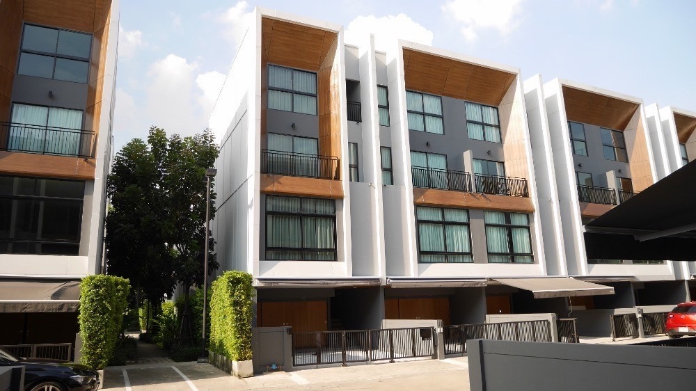 For Sale Corner Townhome at Arden Phatthanakan 20, 3 Bedrooms 4 Bathrooms, Wide 14 m Road, Garden View .Ready to Move In For Sale Corner Townhome at Arden Phatthanakan 20, 3 Bedrooms 4 Bathrooms, Wide 14 m Road, Garden View .Ready to Move In