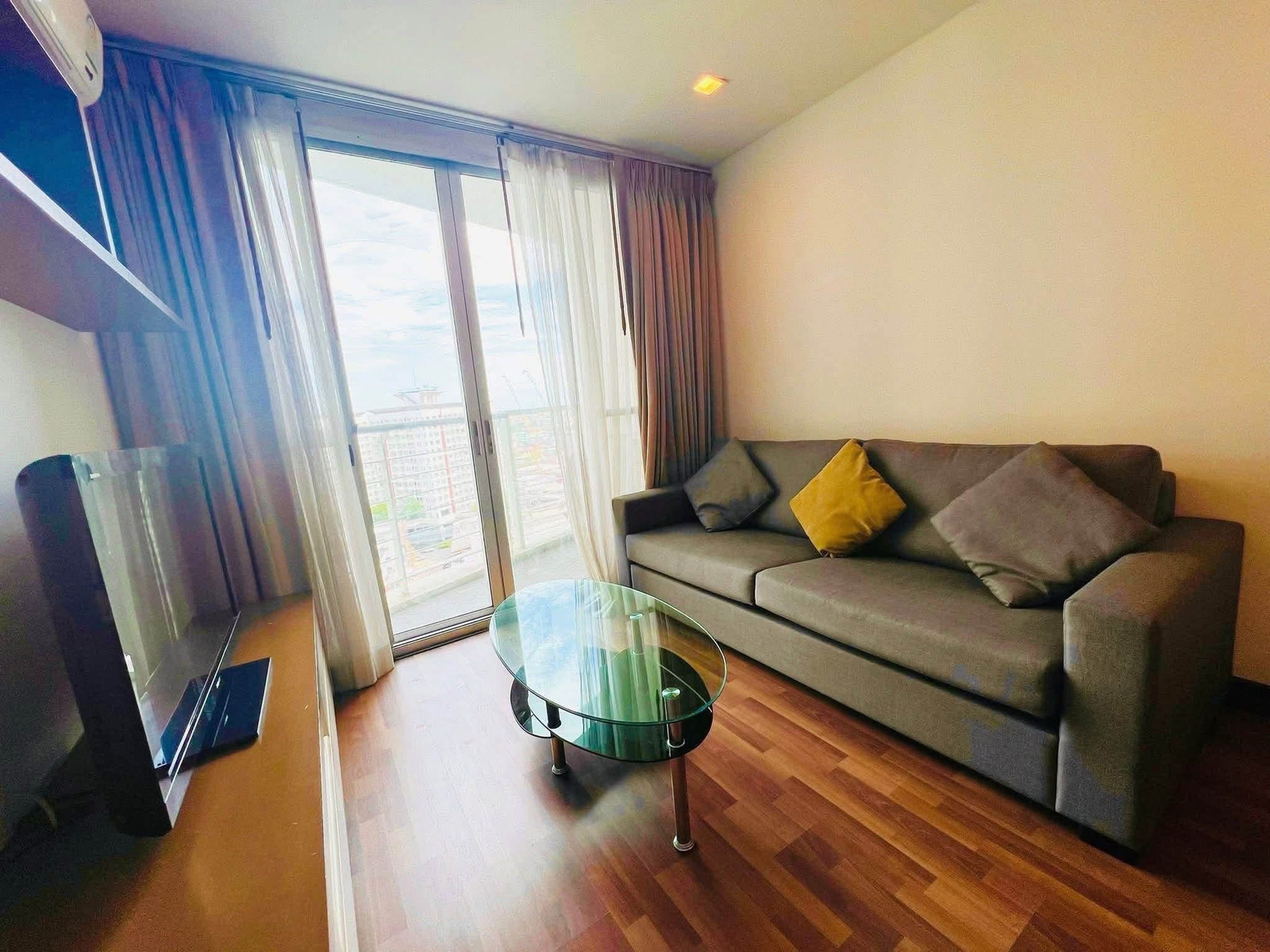 [FOR RENT] Le Luk Condominium – ห้องกว้าง วิวสวย ชั้นสูง ใกล้ BTS พระโขนง (เพียง 200 เมตร)
ตอบโจทย์การอยู่อาศัยที่เหนือระดับ
รายละเอียดห้องพัก:
• ขนาด: 52 ตร.ม. (1 ห้องนอน / 1 ห้องนั่งเล่น / 1 ห้องครัว)
• ชั้น: 15 (วิวเมืองโปร่งสบาย)
 – รูปที่ 4