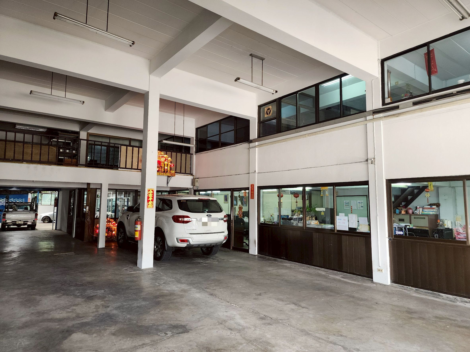 For rent, 1st floor space, 4 shophouses, next to the Maylarp BTS. Next to Ramindra Road, 300 sq m., parking for 4 cars in front of the store, suitable for storefront businesses. – รูปที่ 2