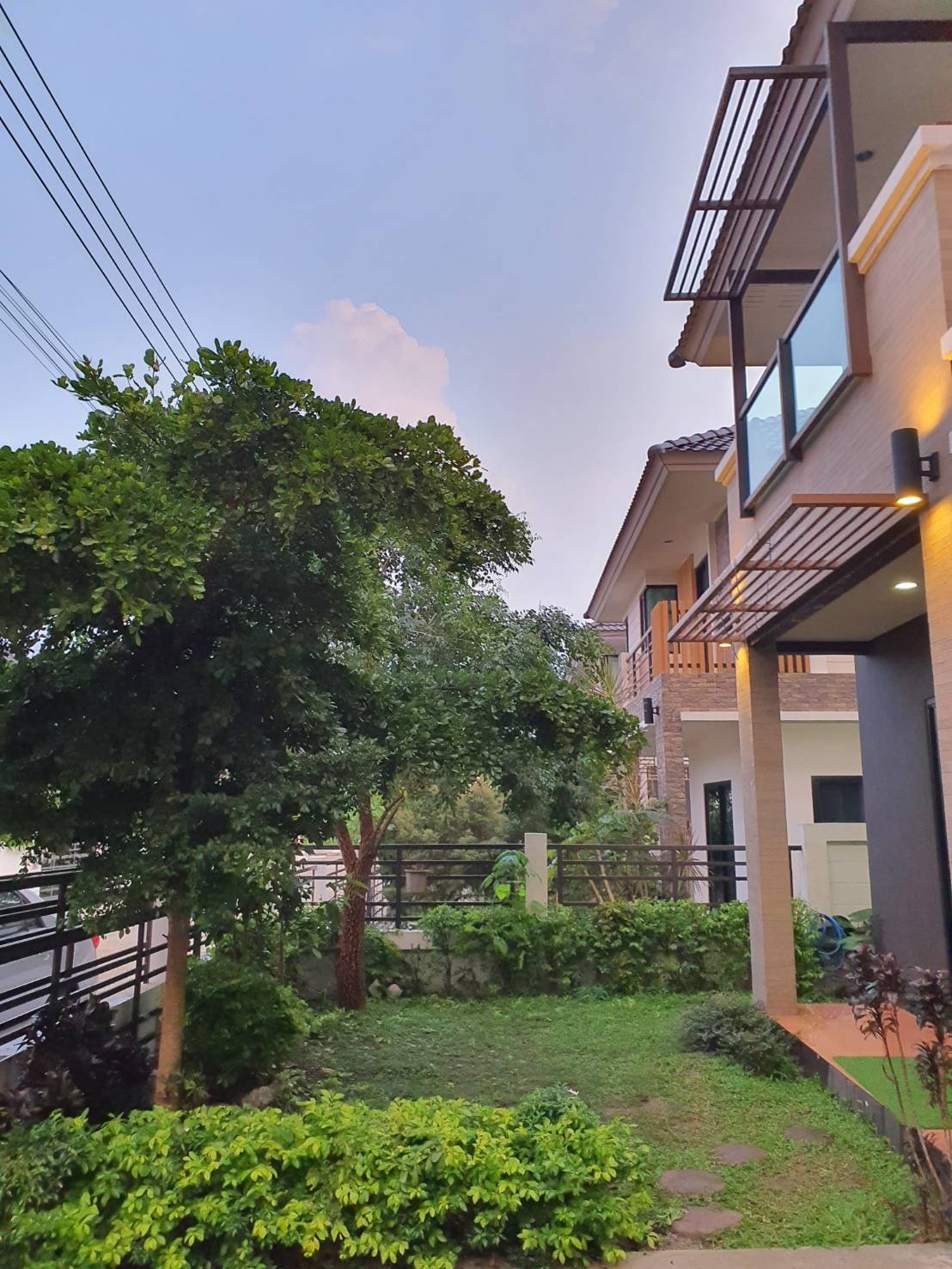 Beautiful house for rent, ready to move in, very safe, has a sports club, good weather, near Pak Chong district market. Travel to Khao Yai, close and convenient. There are facilities.