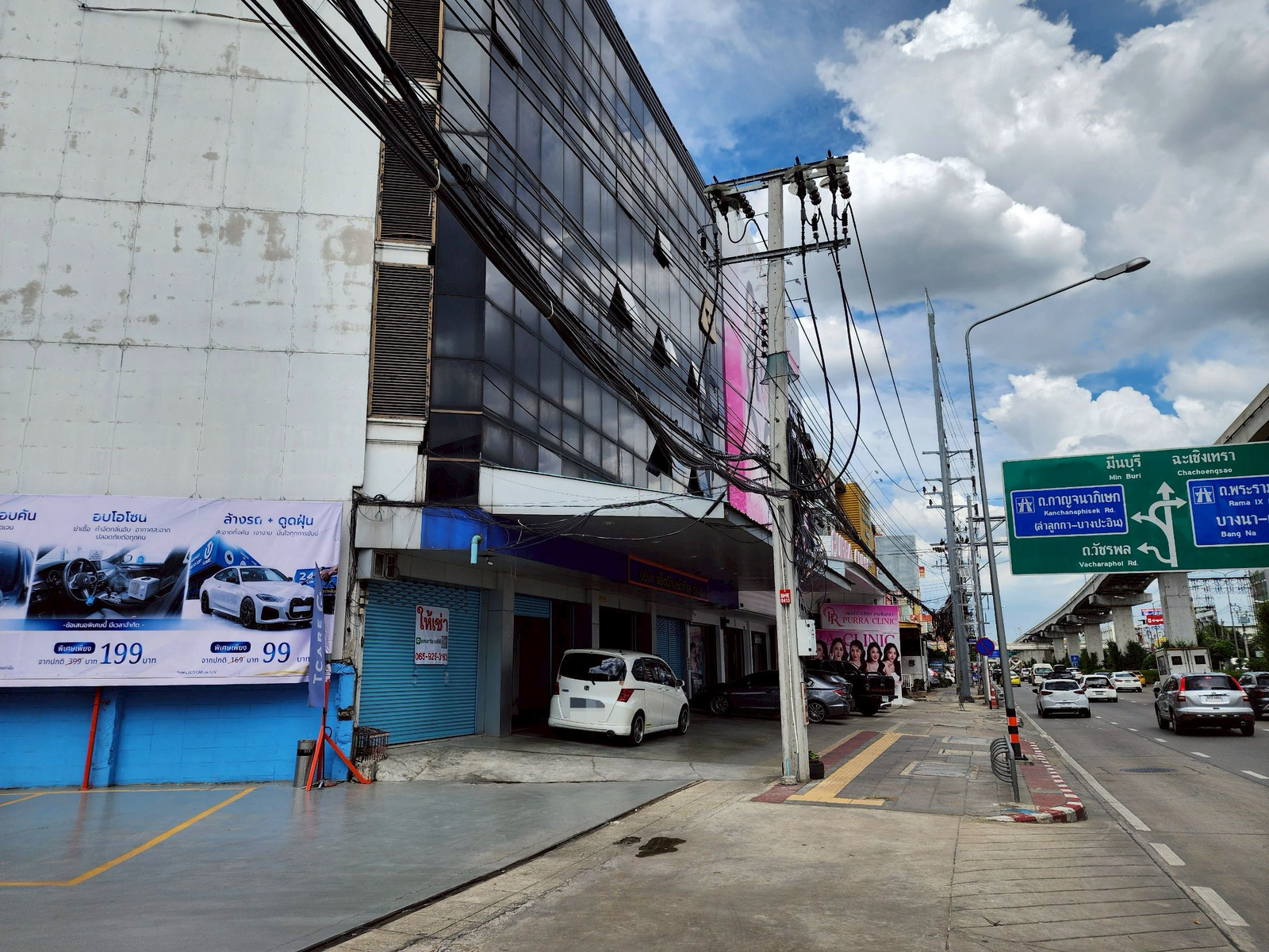 For rent, 1st floor space, 4 shophouses, next to the Maylarp BTS. Next to Ramindra Road, 300 sq m., parking for 4 cars in front of the store, suitable for storefront businesses.