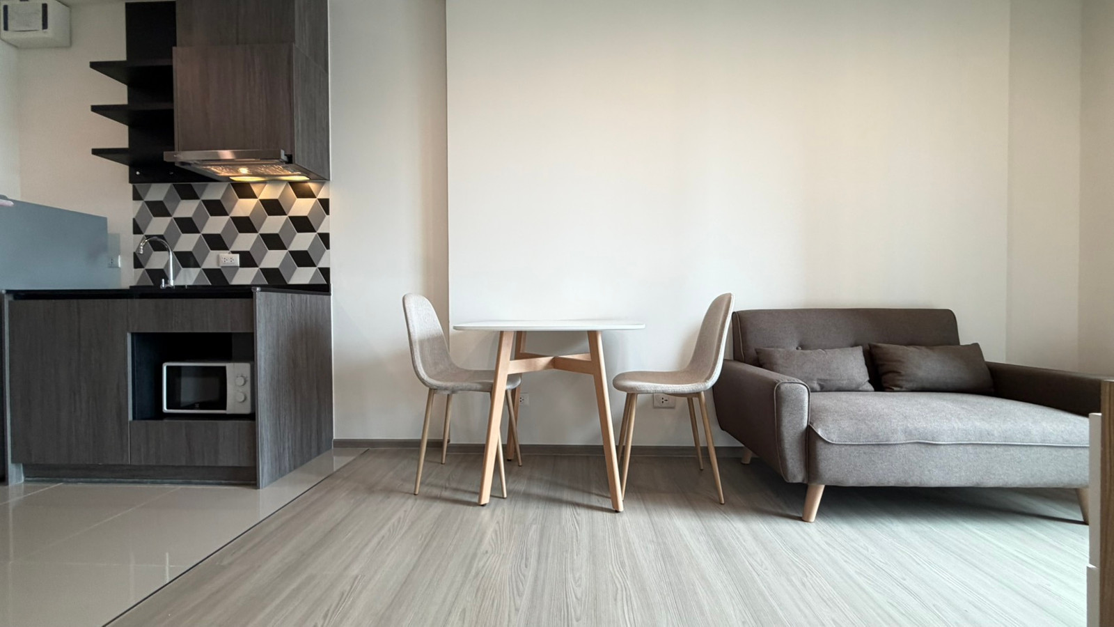 เดอะ เบส เพชรบุรี–ทองหล่อ (The Base Phetchaburi–Thonglor)
