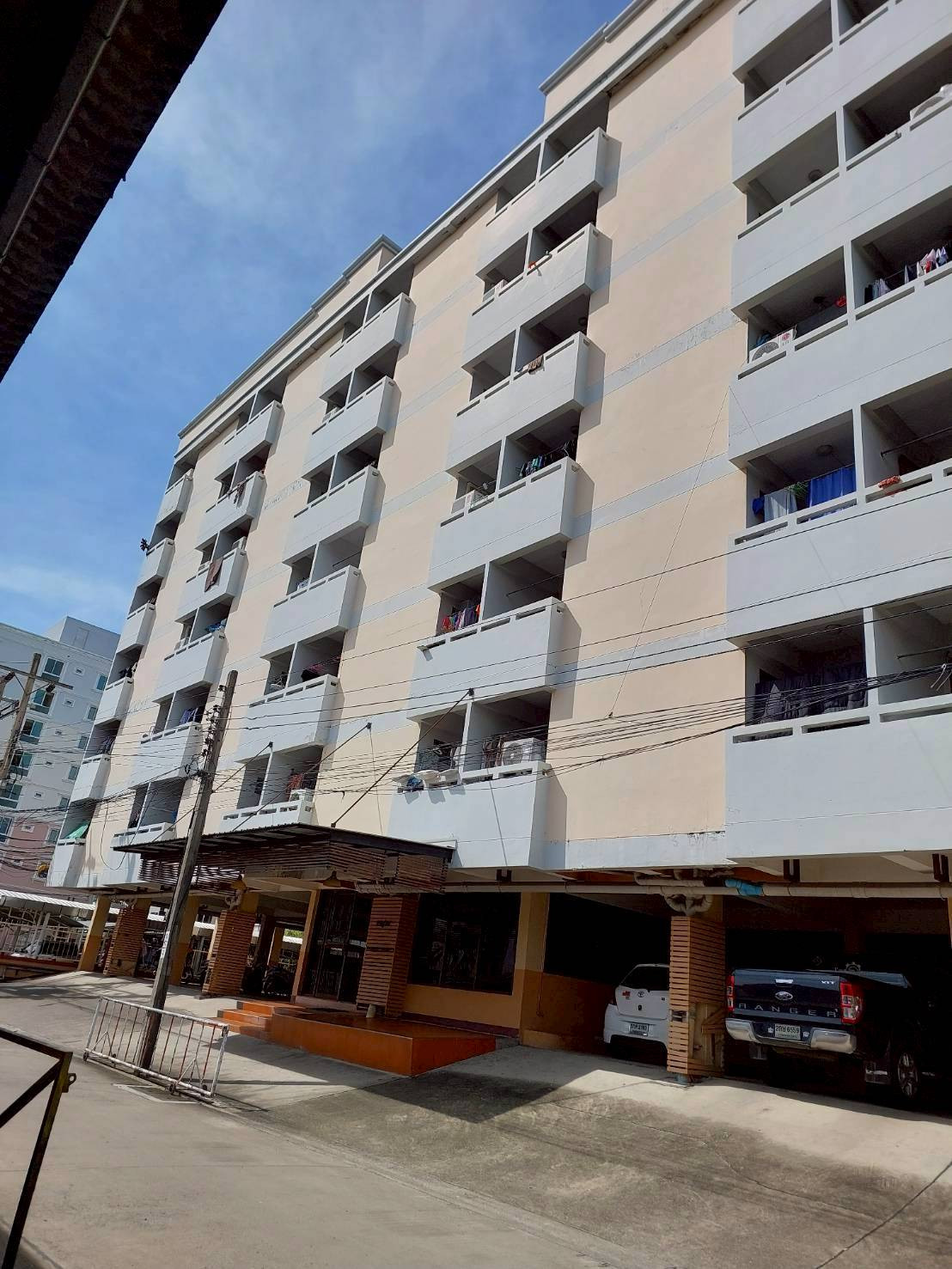 7-story apartment, opposite Seacon Square Srinakarin, community area, 85% tenants, there is an elevator.