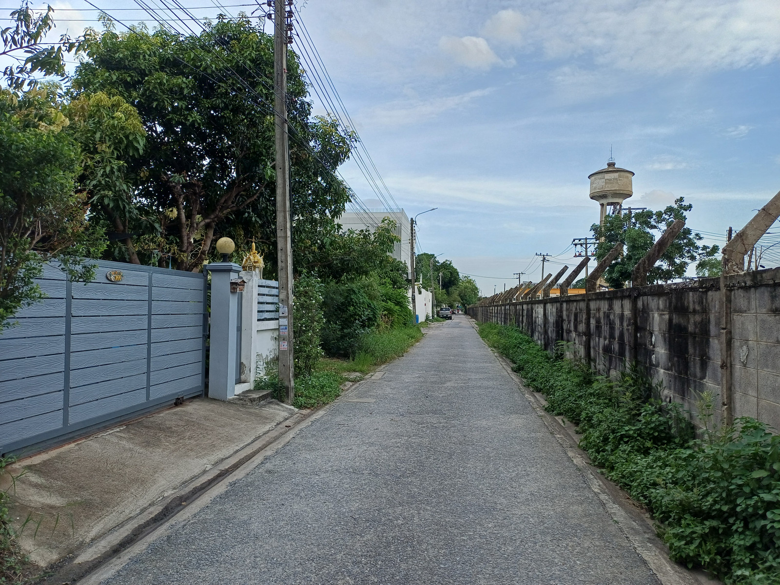 Land for sale, Soi Ramintra 47, near Watcharaphon intersection, already filled, 226 sq m, width 35 m, depth 26 m, 700 meters from the entrance of the alley. Land for sale, Soi Ramintra 47, near Watcharaphon intersection, already filled, 226 sq m, width 35 m, depth 26 m, 700 meters from the entrance of the alley.