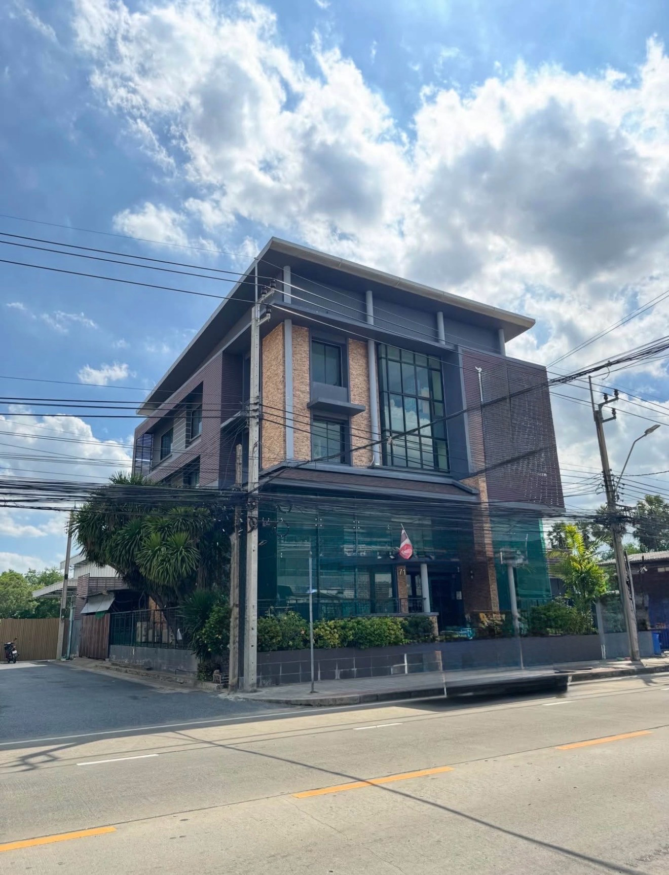 Office building with lift for sale Ramintra Expressway frontage corner unit 3.5 storey with elevator usable area 820 sq.m land 100.03 sq.w near CDC and Central EastVille