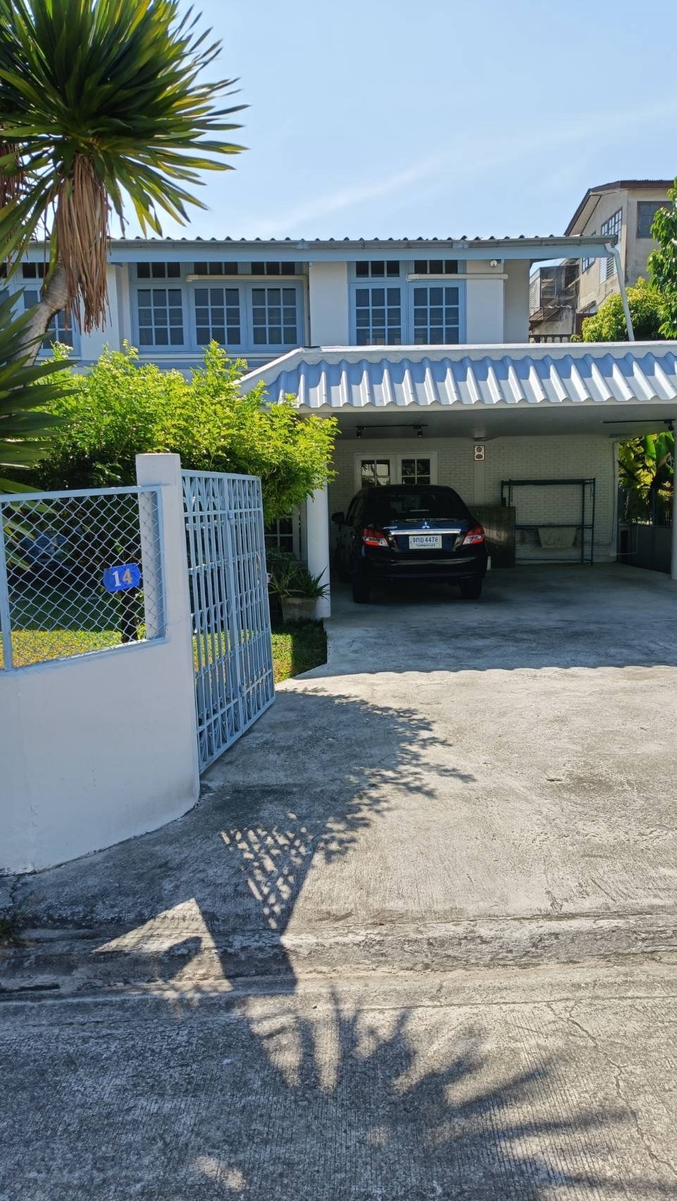 Shock ⚡️ price 
For sale Baan Phrueksachart
(Excellent location) 
Soi Ramkhamhaeng 118 
Renovate 
Area 114 square meters, 280 square meters, 5 bedrooms, 3 bathrooms.
Selling for 10.7 million
Contact (088) 657-6555, (086) 530-1468
Line: akasemsu , tepkunya