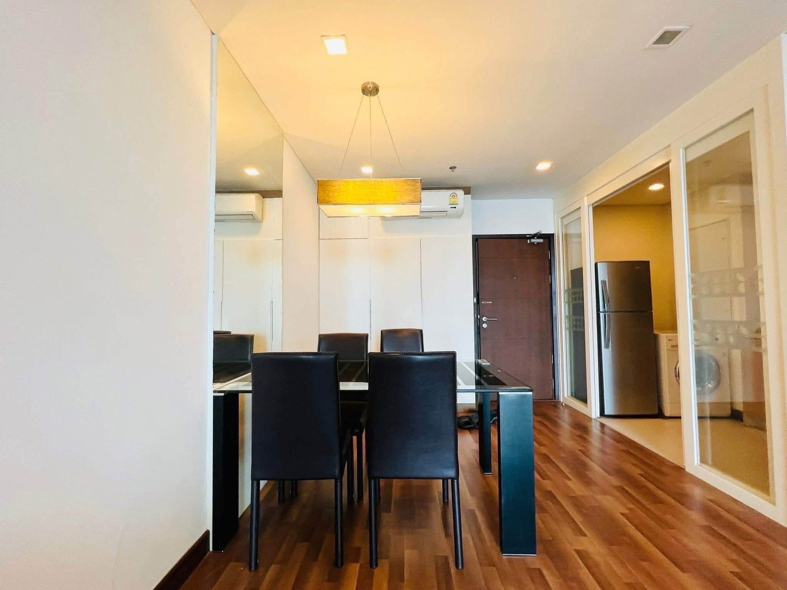 [FOR RENT] Le Luk Condominium – ห้องกว้าง วิวสวย ชั้นสูง ใกล้ BTS พระโขนง (เพียง 200 เมตร)
ตอบโจทย์การอยู่อาศัยที่เหนือระดับ
รายละเอียดห้องพัก:
• ขนาด: 52 ตร.ม. (1 ห้องนอน / 1 ห้องนั่งเล่น / 1 ห้องครัว)
• ชั้น: 15 (วิวเมืองโปร่งสบาย)
