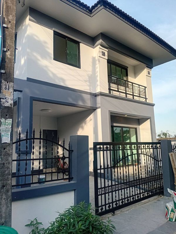 🔥Corner semi-detached house for sale Burirom Village, Soi Khubon 41, completely renovated. The atmosphere is private. Spacious space Completely new water and electricity system. Ready to move in