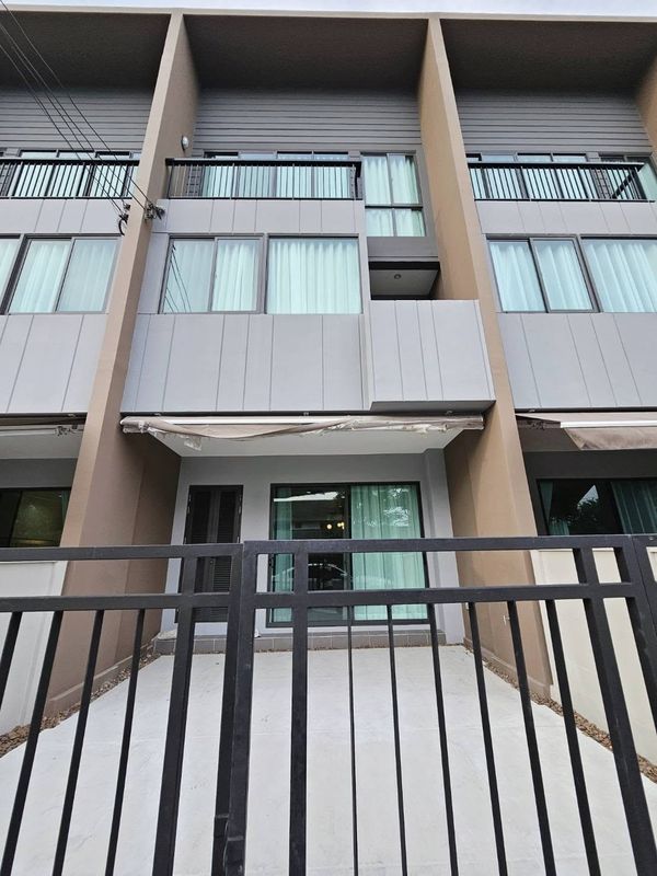 For rent, 3-story townhome, Baan Klang Muang, Rama 9 – Krungthep Kreetha, Rare Unit! New house with furniture You can move in now.