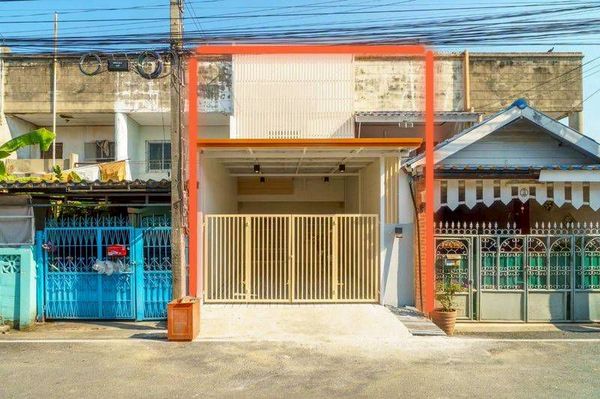 ขายทาวน์เฮ้าส์ 2 ชั้น หมู่บ้านธารทอง 2 ซอยวัดลาดปลาดุก เนื้อที่ 18 ตารางวา 3 ห้องนอน 2 ห้องน้ำ ต.บางรักพัฒนา อ.บางบัวทอง จ.นนทบุรี 