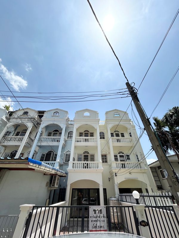 3-story townhouse, prime location, near The Mall Bangkapi. (Renovated, ready to move in) 📍 Location: Soi Lat Phrao 138 (end of the alley near Khlong Saen Saep Pier)