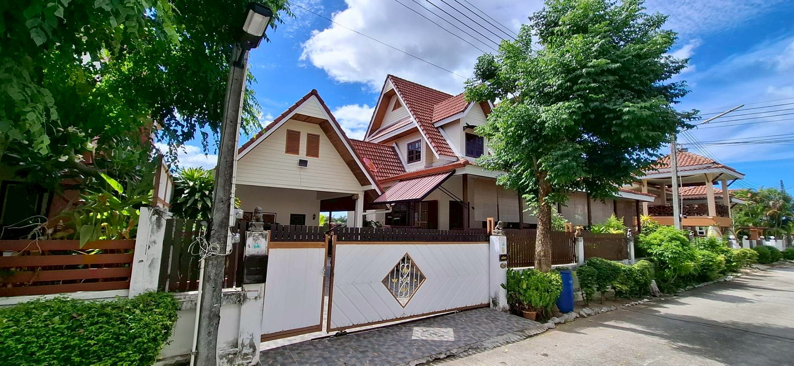 PZ1288 ขายบ้าน 122.6 ตรว. หมู่บ้านศรีสุข 1  สไตล์ไทยร่วมสมัย หลังคาทรงจั่ว อยู่ใกล้หาดพลา  หาดพยูน ห่างจากถนนสุขุมวิทเพียง 3.1 กม. ตำบลพลา อำเภอบ้านฉาง จังหวัดระยอง – รูปที่ 3