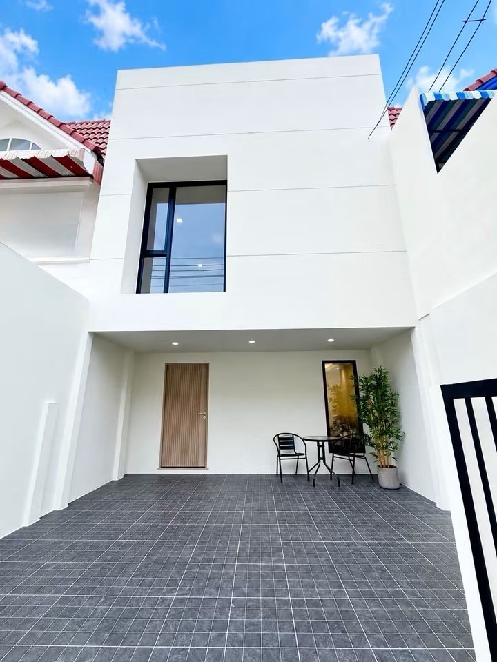 🔵ทาวน์เฮาส์รีโนเวทใหม่พร้อมอยู่ 3 ห้องนอน ทำเลลาดพร้าว71 ใกล้ Central EastVille