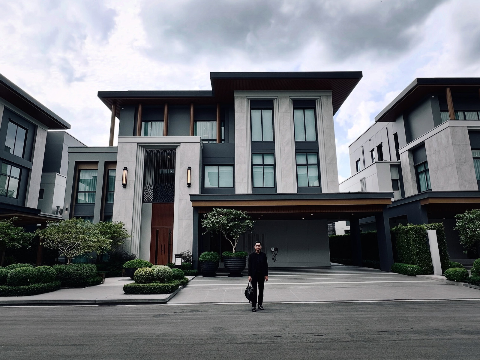 Luxury pool villa for sale at Krungthep Kreetha | Only 16 families with private elevator