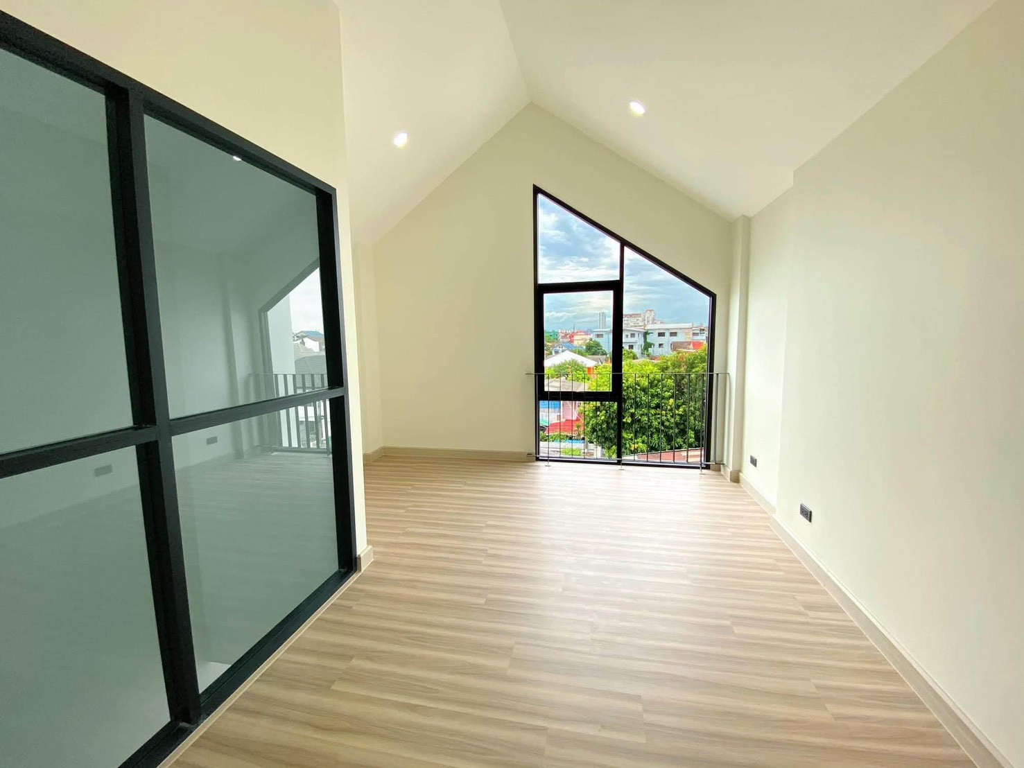 🏢✨ For rent SPACE Home Office Sukhumvit 101/1, corner plot with furniture, potential location, only 5 minutes to BTS Punnawithi and BTS Udomsuk - company registration possible 💰 Rent 42,000 baht/month – รูปที่ 3