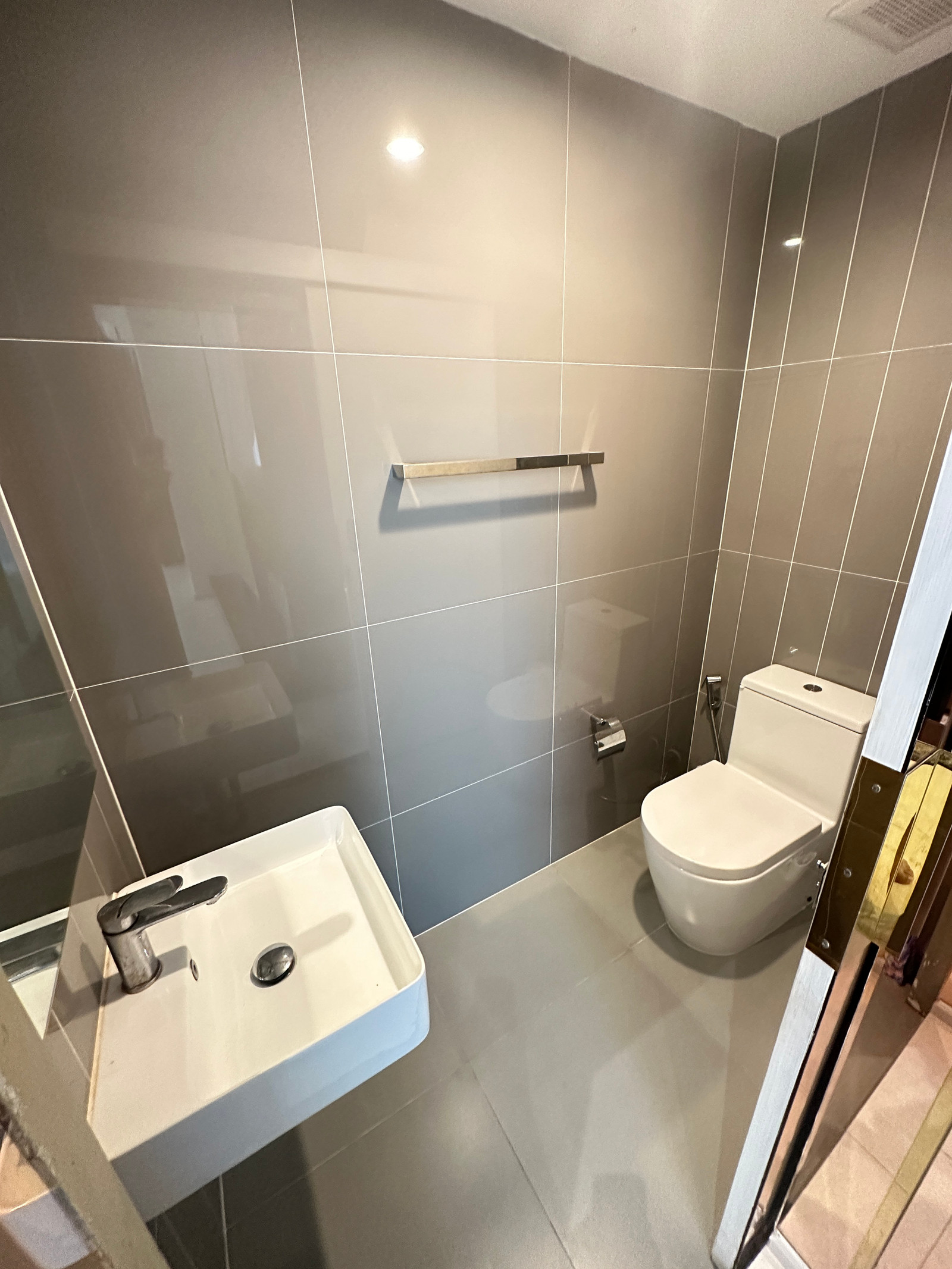 For Sale: Estara Haven Pattanakan 20, a 3.5-story house with 3 bedrooms and 4 bathrooms, measuring 21.90 square wa  Sold with existing tenant, generating a rental income of 45,000 baht per month. Selling price: 12,000,000 baht – รูปที่ 2