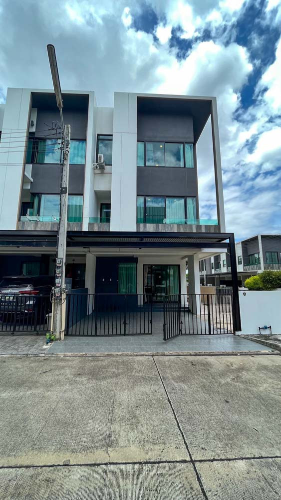 ให้เช่าทาวน์โฮม 3 ชั้น สไตล์โมเดิร์น แปลงมุม ใกล้โรงเรียนนานาชาติ หางดง เชียงใหม่ (EN below) ให้เช่าทาวน์โฮม 3 ชั้น สไตล์โมเดิร์น แปลงมุม ใกล้โรงเรียนนานาชาติ หางดง เชียงใหม่ (EN below)